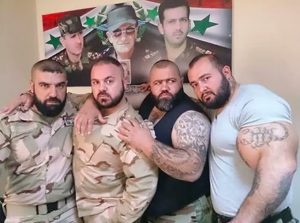 Shabiha-Milizionäre posieren in Propaganda-Videos und auf Selfies.